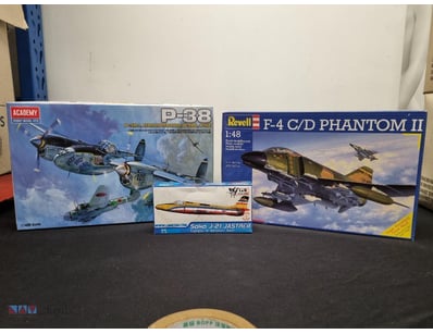 LOT OF THREE VINTAGE AIRCRAFT MODEL KITS - P-38, F...