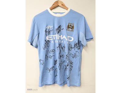 MANCHESTER CITY SQUAD HAND SIGNED 2009/10 ENGUSH P...