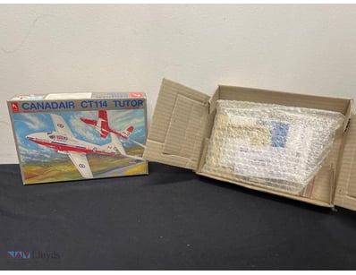 CANADAIR CT114 TUTOR 1/72 SCALE MODEL AIRCRAFT KIT...
