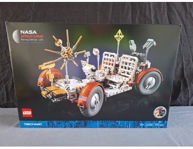 **UNRESERVED** LIFETIME COLLECTION OF LEGO PART... - Lot 183