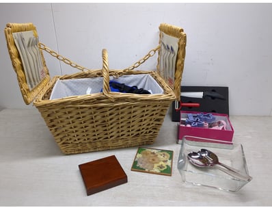 Decorative wicker picnic basket with dual folding ...