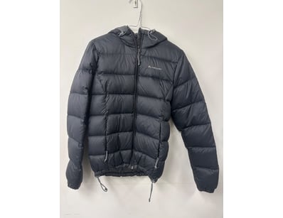 2X WOMENS MACPAC PUFFER JACKETS, Black quilted puf...