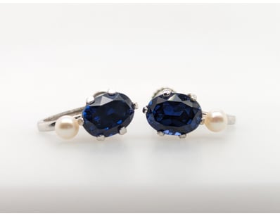 BASE METAL AND GLASS EARRINGS


583010+174

...