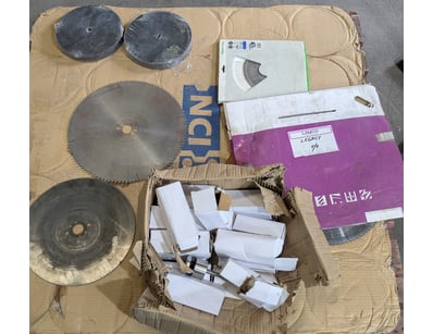 Comprehensive lot of professional-grade saw blades...
