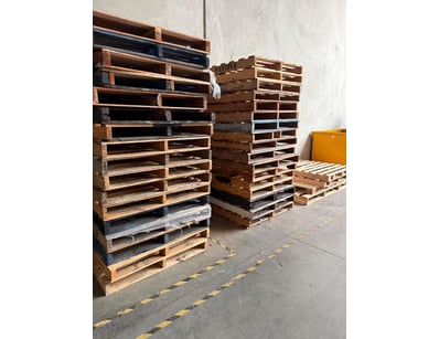 Substantial collection of wooden pallets in varyin...