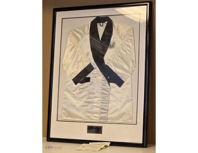 MUHAMMAD ALI SIGNED EVERLAST REPLICA BOXING ROBE -...