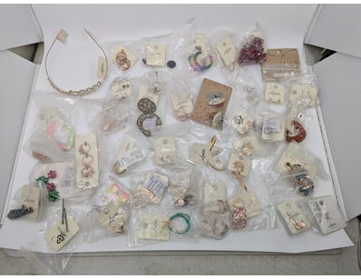 COLLECTION OF JEWELLERY PIECES INCLUDING EARRINGS,...