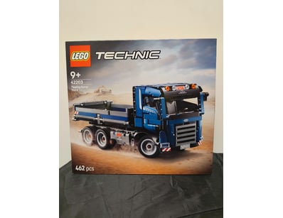 **UNRESERVED** LIFETIME COLLECTION OF LEGO PART... - Lot 900