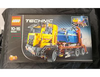 **UNRESERVED** LIFETIME COLLECTION OF LEGO PART... - Lot 913