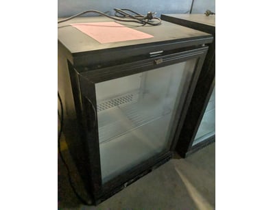 Compact undercounter beverage refrigerator with bl...