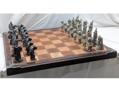 'WAR OF THE RINGS' CHESS SET WITH METAL PIECES

...