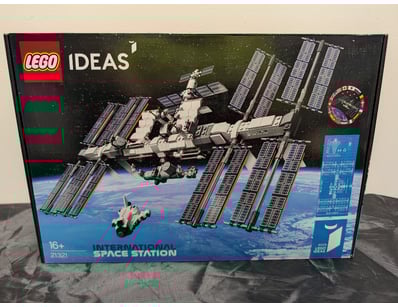 **UNRESERVED** LIFETIME COLLECTION OF LEGO PART... - Lot 350