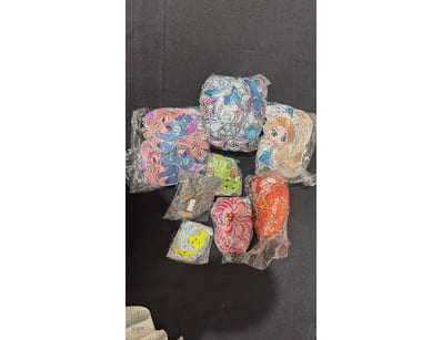 Assorted decorative patches 

Note: sold as lot
...