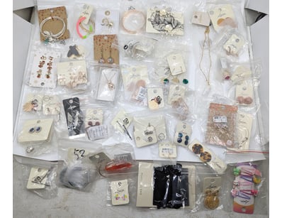 COLLECTION OF JEWELLERY PIECES INCLUDING NECKLACES...