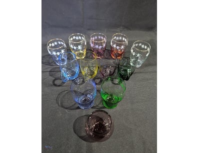 VINTAGE COLOURED GLASS DRINKWARE SET WITH DAISY AN...