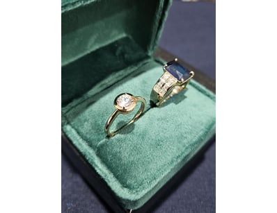 2XPCS GOLD PLATED RINGS WITH CUBIC ZIRCONIA STONES...
