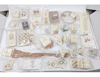 COLLECTION OF JEWELLERY PIECES INCLUDING EARRINGS,...