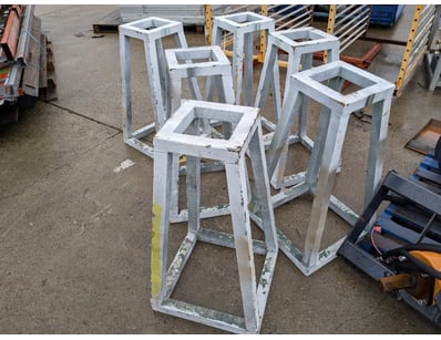 6x Painting Stands 

Dimensions base: 500x500 H=...