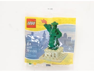 **UNRESERVED** LEGO set 40026 featuring a green St...