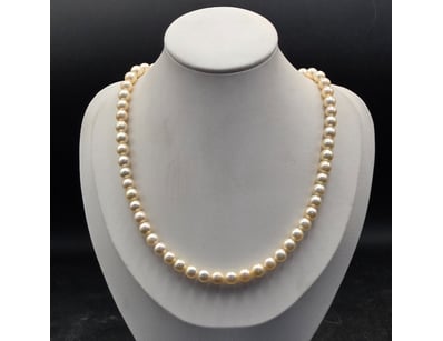 CLASSIC PEARL NECKLACE, 14CT GOLD CLASP

An Eleg...