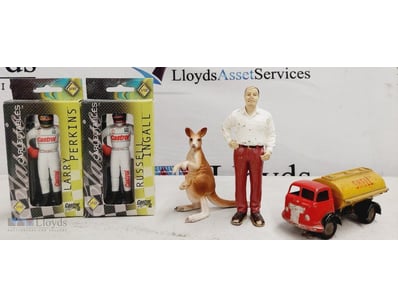 1:18 SCALE FIGURES: TWO CLASSIC CARLECTABLES FIGUR...
