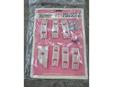 <p><strong>Left Hand Rocker Moulding Hardware</str...