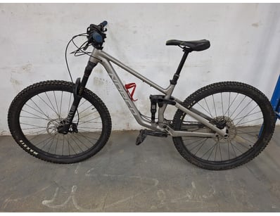 Police Seized Property & Unclaimed Jewellery (A... - Lot 425