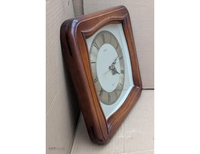 VINTAGE SEIKO QUARTZ WALL CLOCK WOODEN FRAME 

31C...