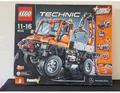 **UNRESERVED** LIFETIME COLLECTION OF LEGO PART... - Lot 633