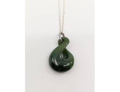 JADE PENDANT ON FAUX SILVER NECKLACE

Twist Desi...