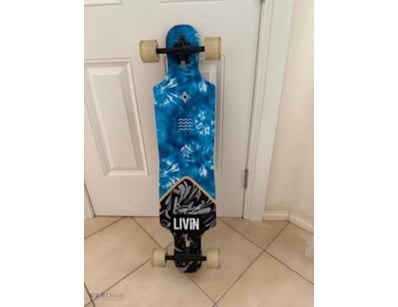 Skateboard Coastline Cruising, Livin