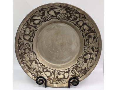 LONGABERBER PEWTER PLATE WITH DISPLAY STAND

Ite...