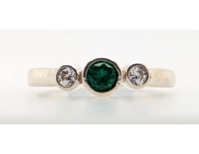 SILVER AND CUBIC ZIRCONIA RING


583010+177

...