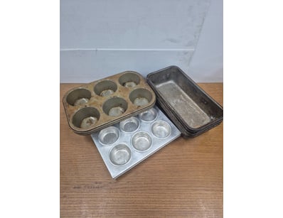 Mix of baking trays/muffin trays. 

Sold as lot
...