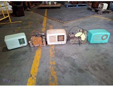 LOT OF FIVE VINTAGE BAKELITE RADIOS WITH ORIGINAL ...