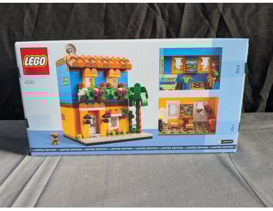 **UNRESERVED** LIFETIME COLLECTION OF LEGO PART... - Lot 203