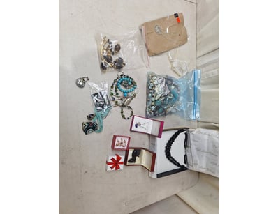 Bag of Assorted costume jewellery, necklaces, ring...