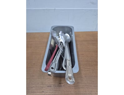 Lot of kitchen utensils. 35x16x13cm 

SOLD AS LOT...