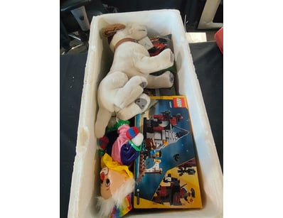 Mixed lot containing plush toys and building sets....