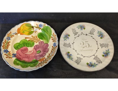 2X ASSORTED DECORATIVE PLATES

Item Size: Height...