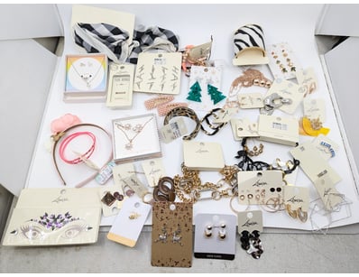 COLLECTION OF JEWELLERY PIECES INCLUDING CHAIN NEC...