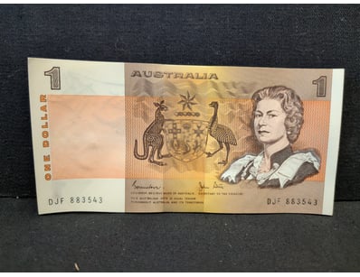 AUSTRALIAN ONE DOLLAR NOTE, MATCHING NUMBERS

A ...