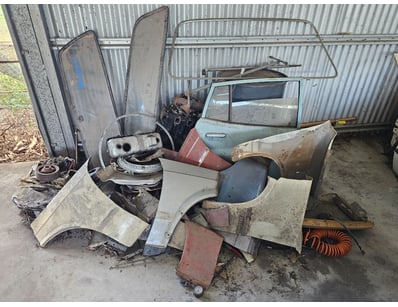 Assorted car parts, including rear windows, fender...