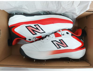 New Balance CK4030F6 cricket shoes in white and re...