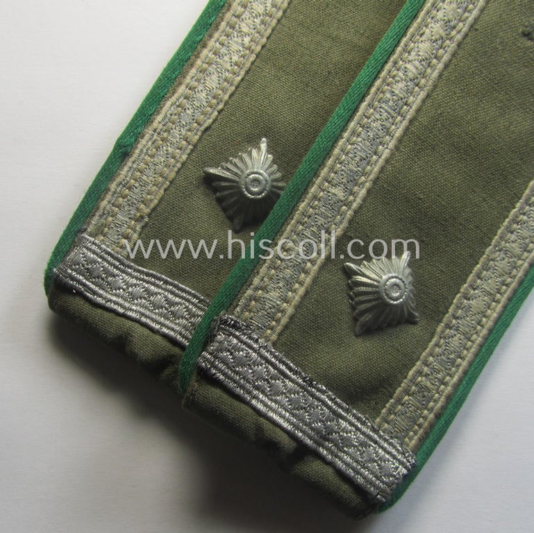 Pair of WH (Heeres) NCO-type (ie. 'M40- o. M43'-pattern-) so-called: 'summer-type'-shoulderstraps (being of the model as was specifically intended for usage on the 'Windjacke') as was intended for a: 'Feldwebel eines Gebirgsjäger-Rgts.'