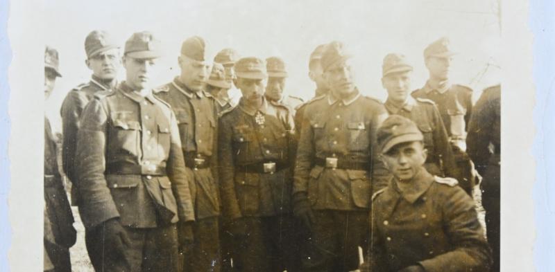 German WH Picture 'Knight's Cross Recipient and Comrads'
