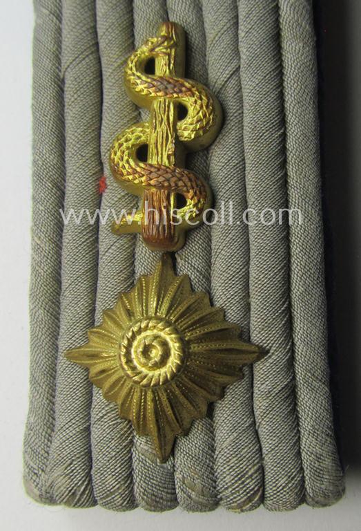 Attractive - albeit regrettably single - neatly 'cyphered' WH (Heeres) officers'-type shoulderboard as piped in the darker-blue-coloured branchcolour as was intended for an: 'Oberleutnant u. Arzt eines Sanitäts-Abteilungs'