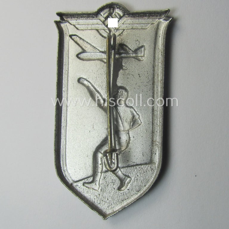 Zinc-based, HJ/DLV- (ie. 'HJ' o. 'Deutsches Luftsport Verband'-) related 'tinnie' (ie. 'Tagungs- o. Veranstaltungsabzeichen') depicting the 'Luftsportscharen'-logo and showing a youngster launching a model-plane ie. glider