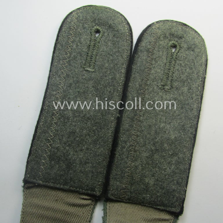 Rarely seen - and fully matching! - pair of very early-period- (ie. 'Reichswehr'-era), WH (Heeres) 'cyphered', EM-type shoulderstraps, as executed in neat smooth-type wool as was intended for a: 'Soldat des Pionier-Bataillons 7'