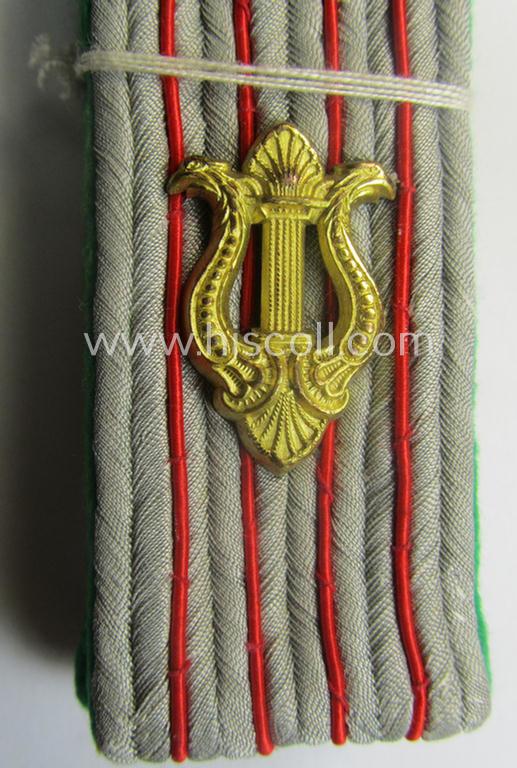 Pair of WH (Luftwaffe) 'cyphered', officers'-pattern shoulderboards as piped in the bright-green-coloured branchcolour as was intended for musicians- ie. band-leaders (or: 'Musikmeister im Offiziersrang')